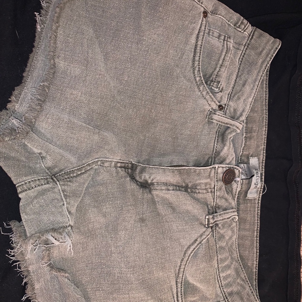Green refuge shorts